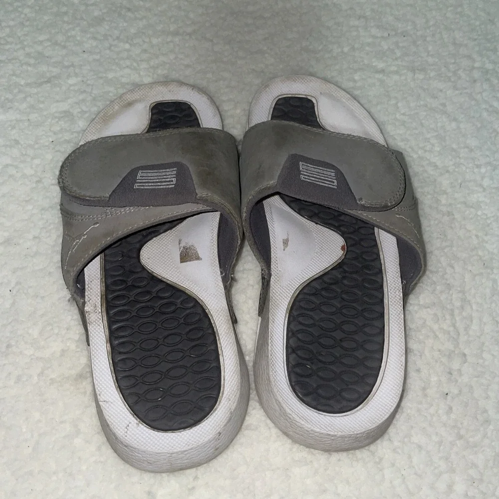 Nike Jordan AJ0022-004 Gray‎ White Slide Slip On Shoes Sandals Size 4y